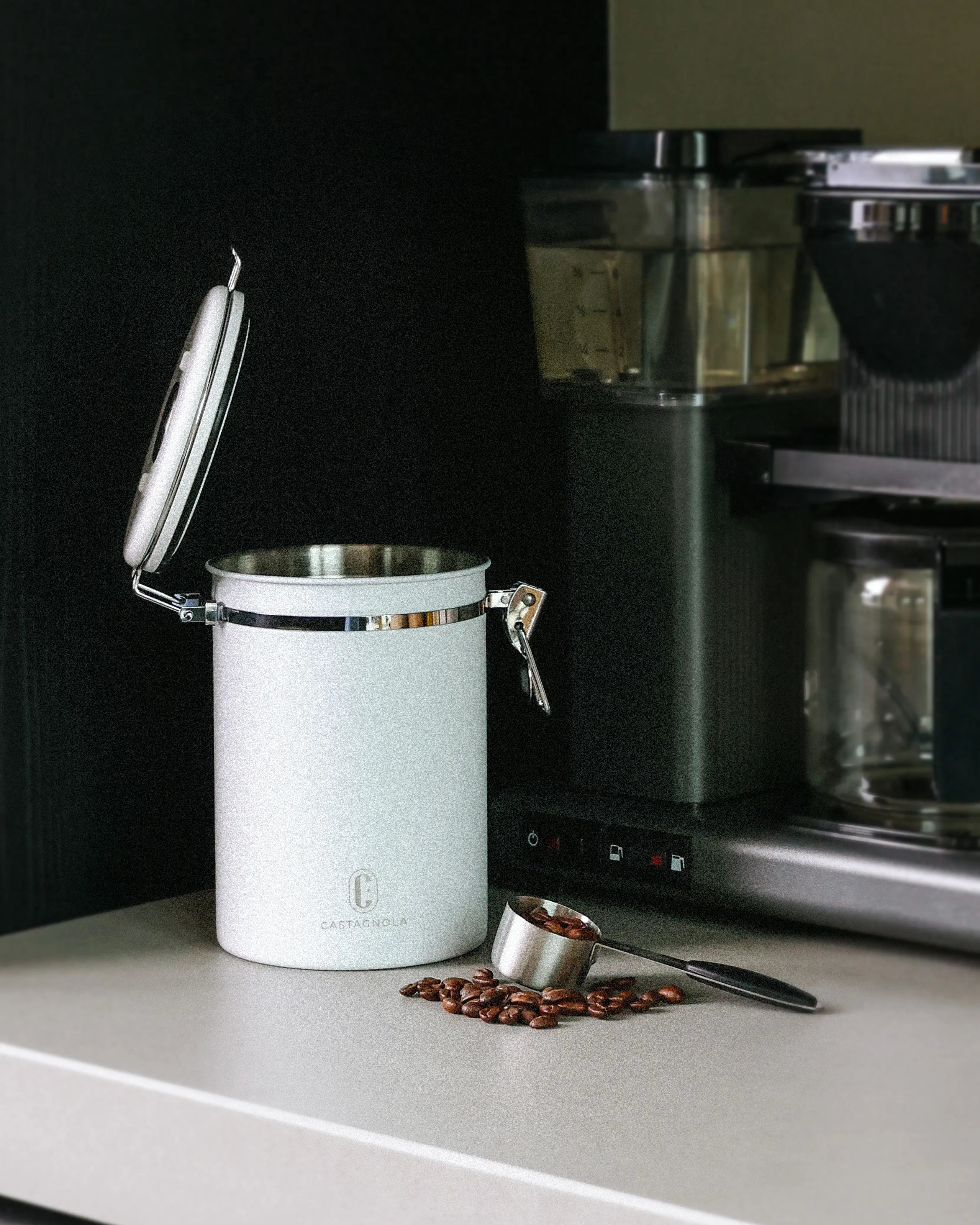 Castagnola koffie bewaarbus in de keuken