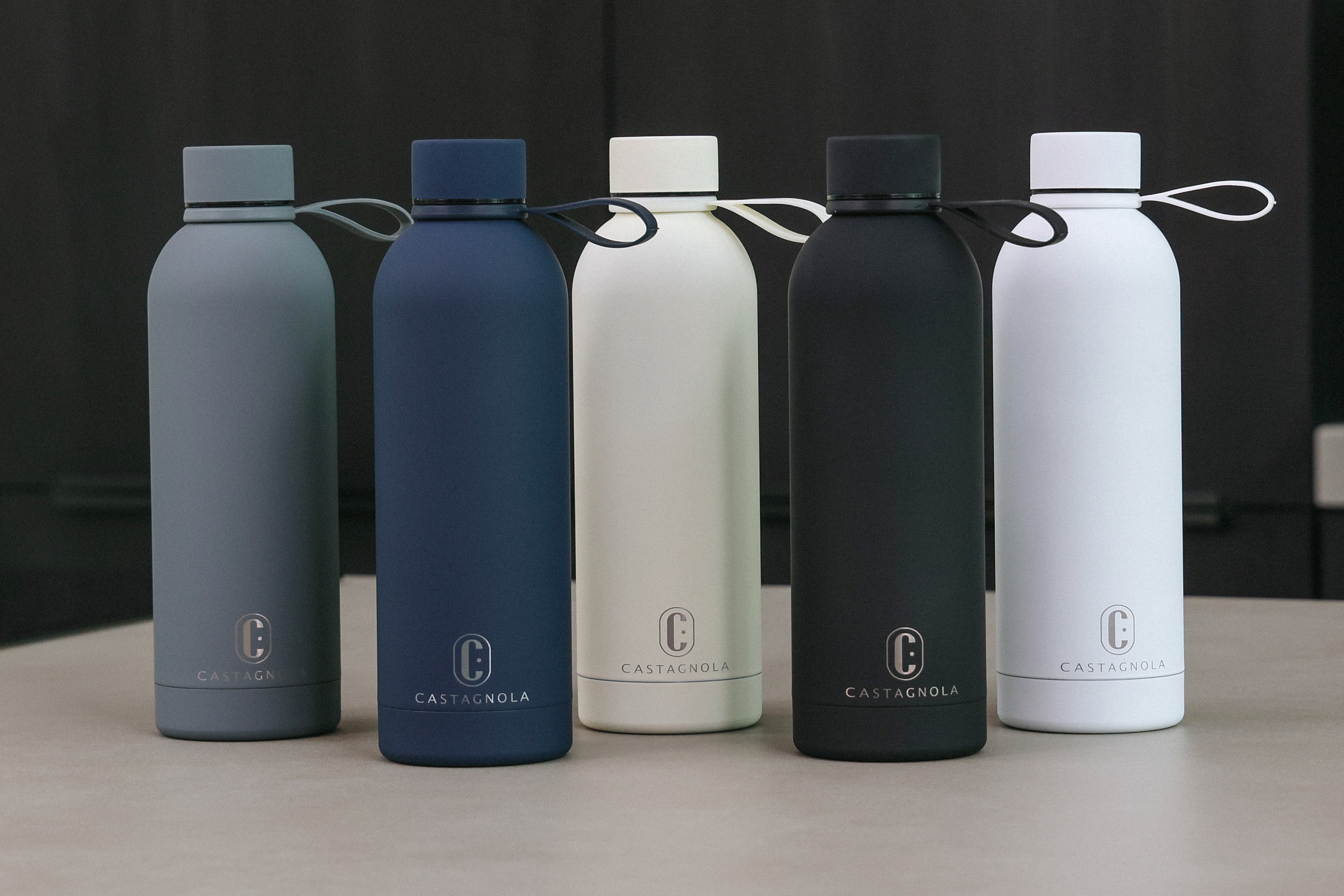 Castagnola RVS waterflessen in de kleuren grijs, donkerblauw, gebroken wit, zwart en wit